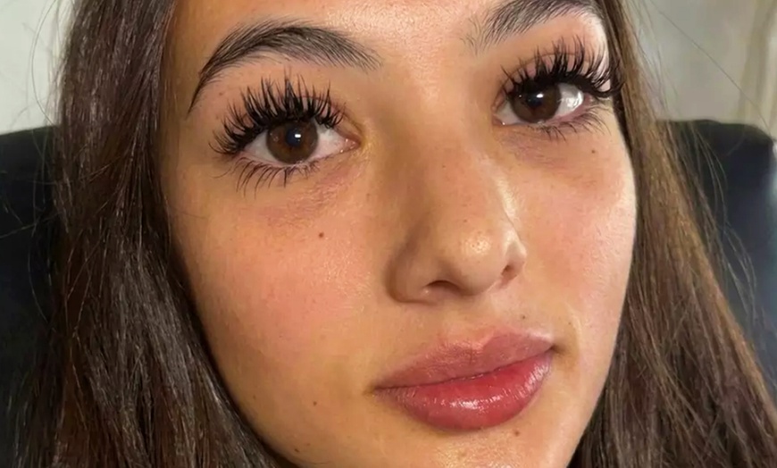 Image 6: Full Set of Classic, Light Volume, or Full Volume Eyelash Extensions 