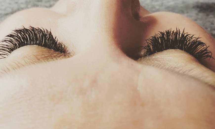 Image 10: Achieve Glamorous Lashes with Eyelash Extensions