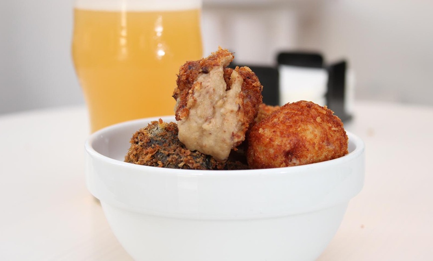 Image 3: Tapeo que te veo: croquetas, tortilla y bebidas para 2 personas