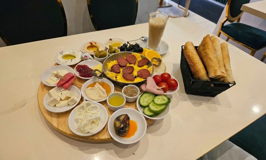 Image 3: Mediterrane Frühstücksplatte und eine Ei-Variante für 2 oder 4 Pers.