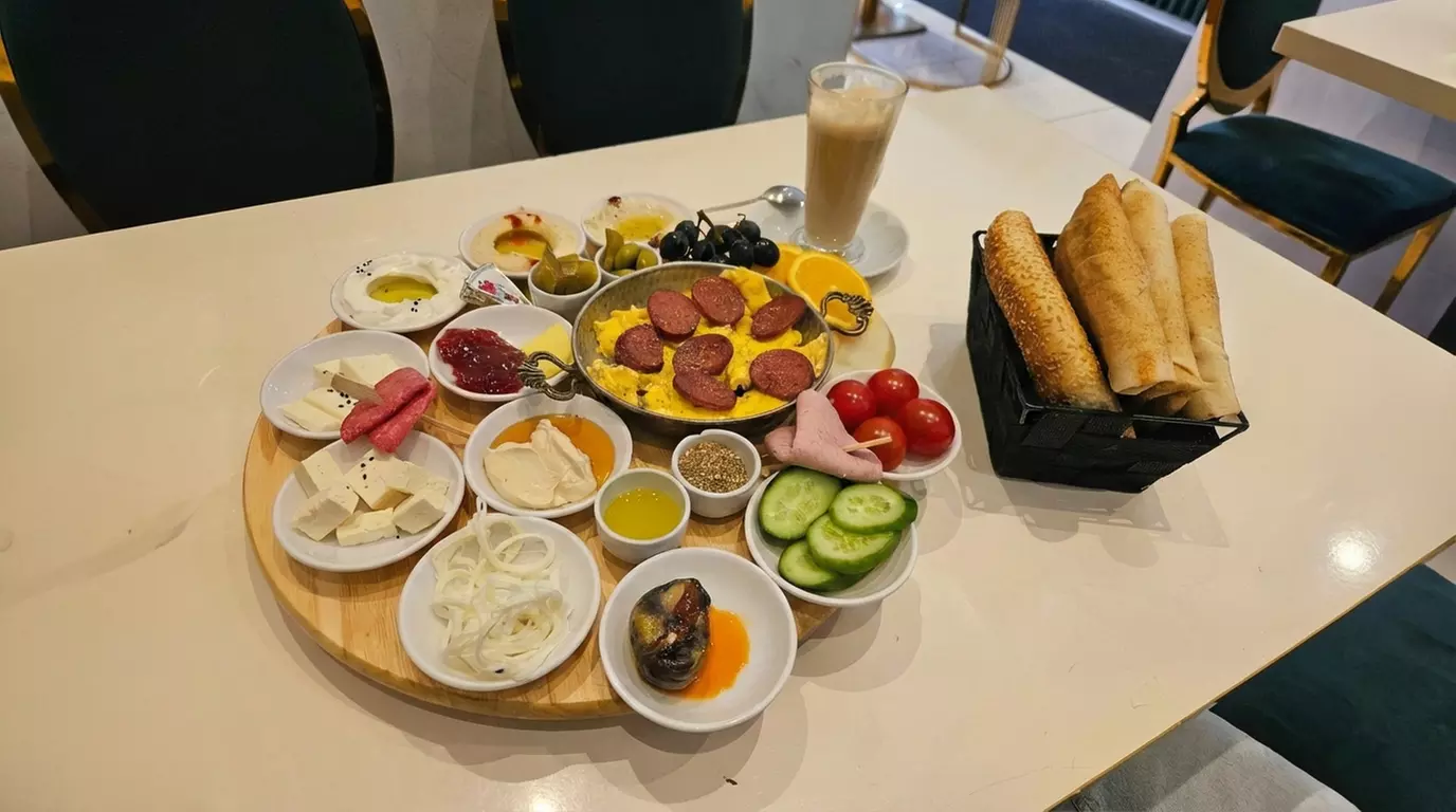 Mediterrane Frühstücksplatte und eine Ei-Variante für 2 oder 4 Pers.