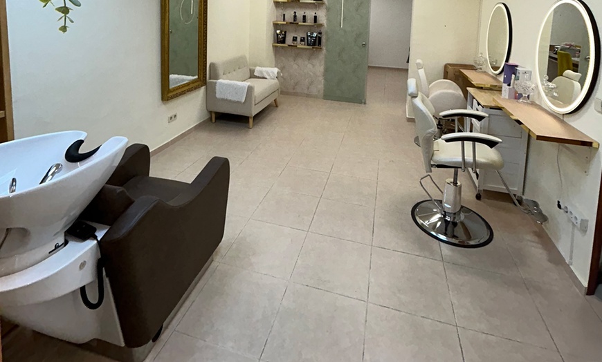 Image 3: Manicura y/o pedicura con esmaltado semipermanente para 1 persona