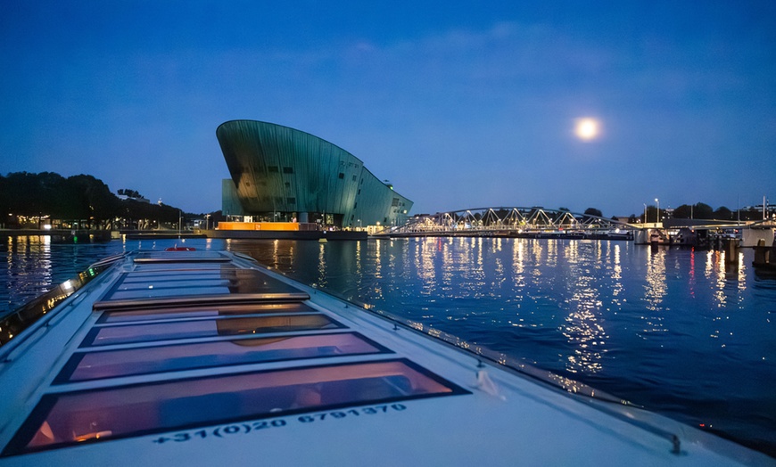 Image 29: Grachten vol lichtjes en legendes: een avondcruise door Amsterdam