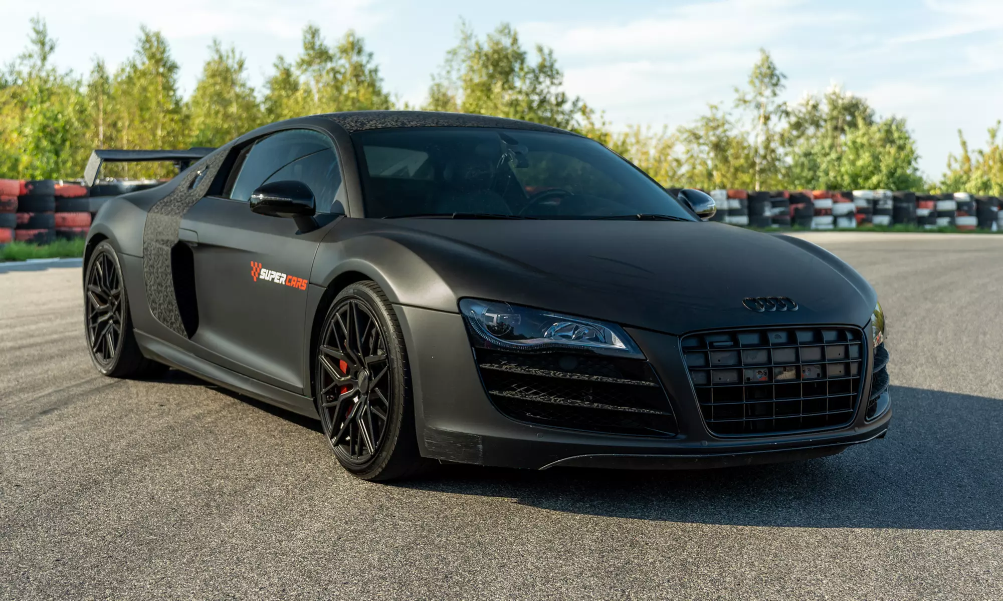 Poczuj adrenalinę: Jazda sportowym autem po torach w całej Polsce