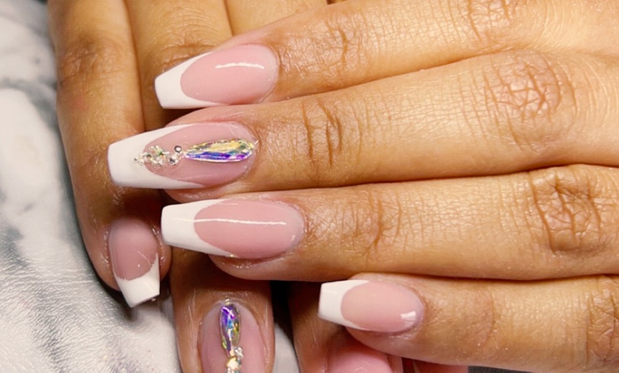 Image 4: Vernis semi-permanent sur mains et/ou pieds, option beauté des mains 