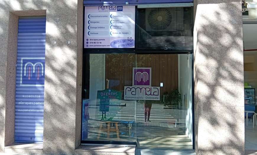 Image 9: Una sesión de masaje Tuina con aceites esenciales y opción a ventosas