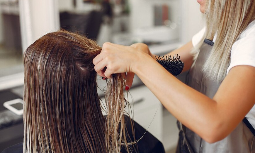 Image 5: Sesión de peluquería con opción a tinte y/o mechas para 1 persona