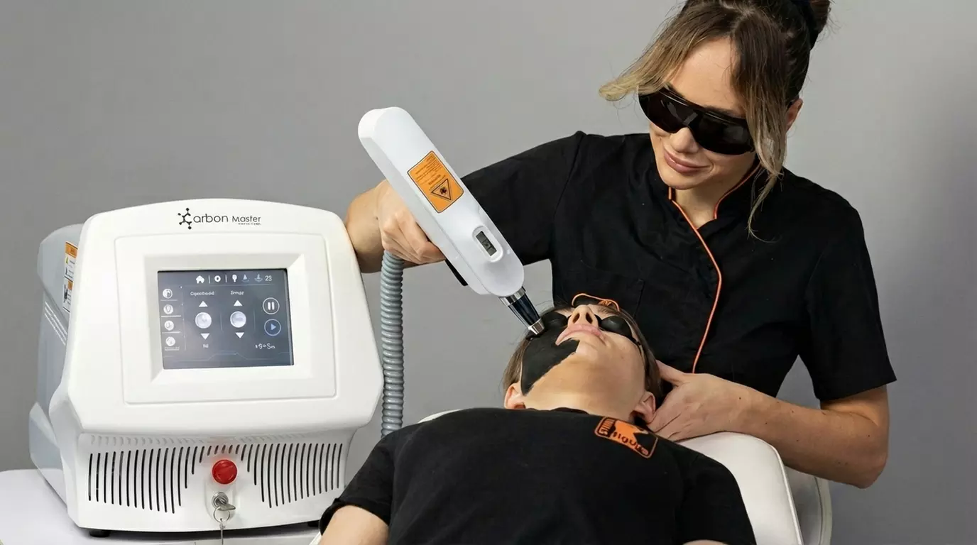 Przywróć skórze blask: peeling węglowy na twarz dla promiennej cery