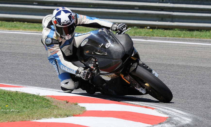 Image 1: MotoGP Catalunya: entrada pelouse de 3 días y 2, 3 o 4 noches de hotel