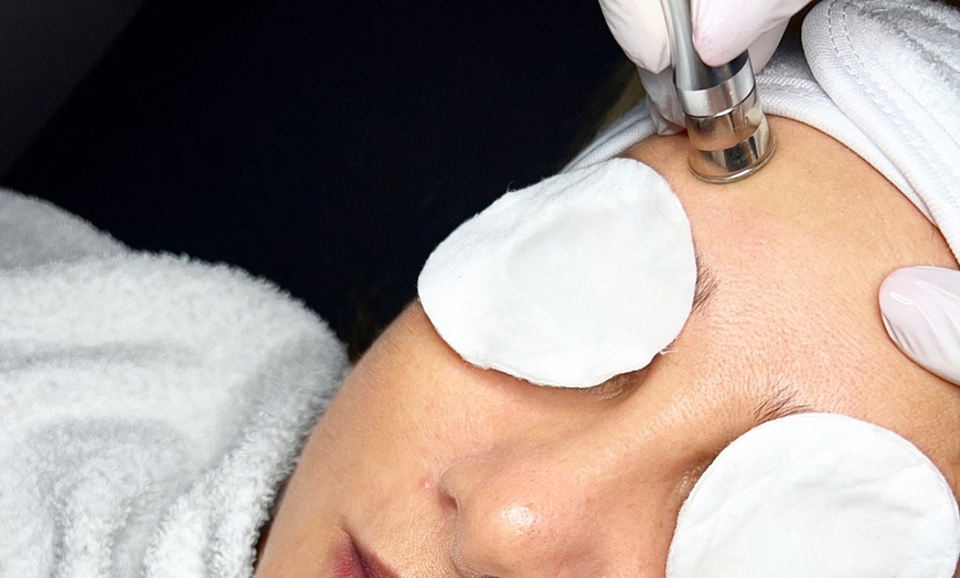 Image 1: BB-Glow-Behandlung inkl. Microneedling opt. mit Wimpern-/Brauenlifting