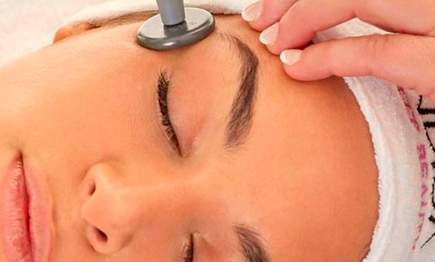 Image 2: 1, 2 o 3 sesiones de radiofrecuencia facial Indiba para una persona