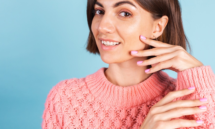 Image 1: Sesión de manicura y/o pedicura con esmaltado normal o semipermanente