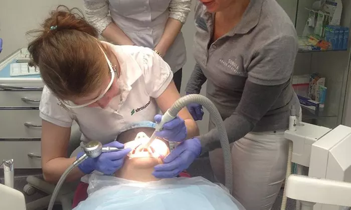 Skaling, piaskowanie, fluoryzacja i przegląd dla 1, 2 lub 3 osób