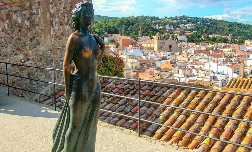 Image 1: Tossa de Mar: camera Superior, colazione, regalo e vermut per 2