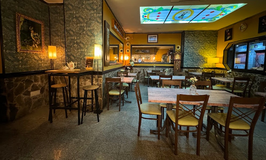 Image 2: Menú mediterráneo para 2 o 4 personas con opción prémium