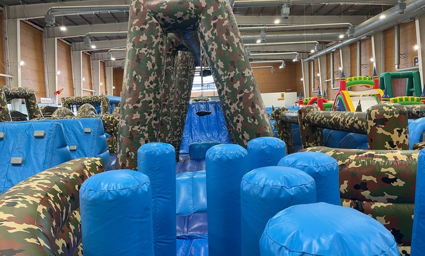 Image 4: Entrada al circuito de hinchables Crazy Warriors con opción de comida