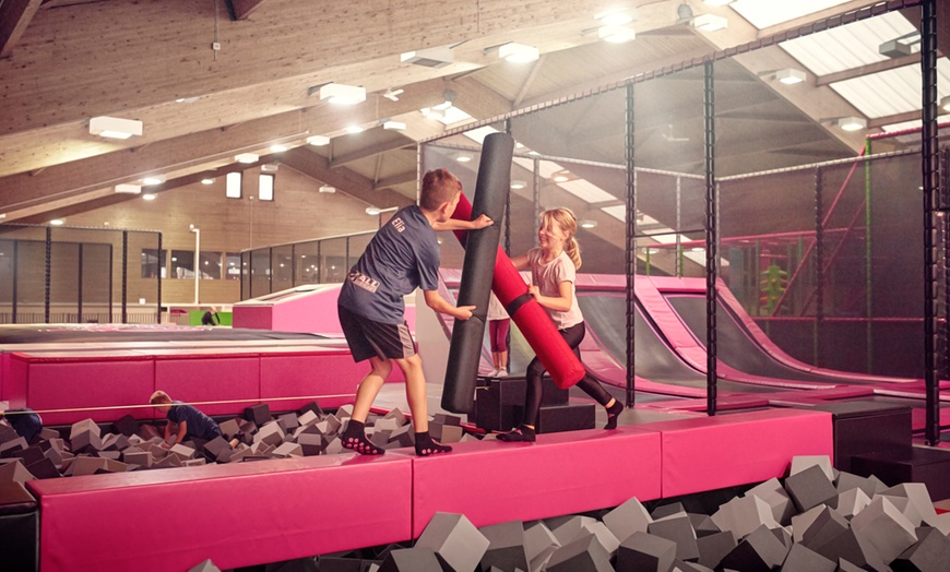 Image 4: 120 Min. Sprungspaß inkl. Anti-Rutsch-Socken für 1, 2 oder 4 Personen