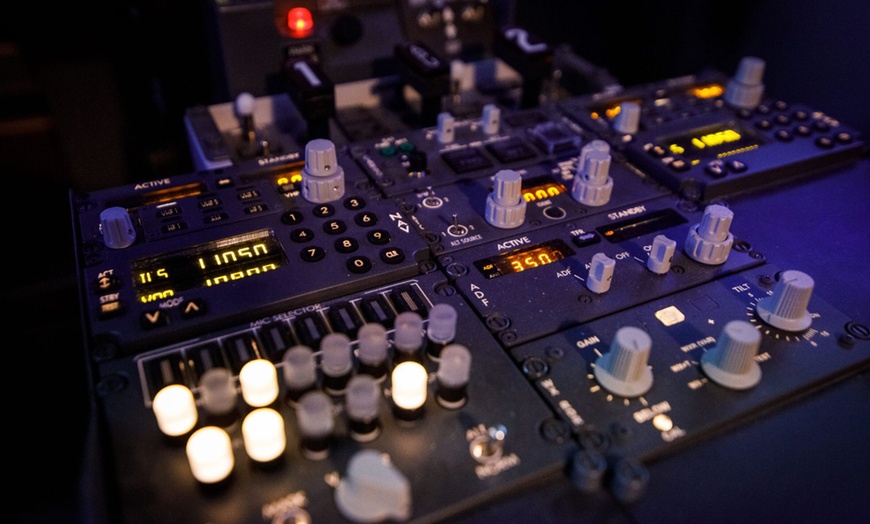 Image 16: Zostań pilotem i zasiądź za sterami symulatora: Boeing 737 i inne