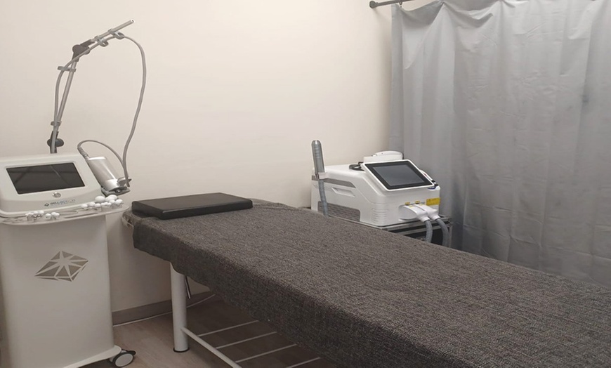 Image 2: Peeling facial Hollywood peel con mascarilla de carbón activo y láser