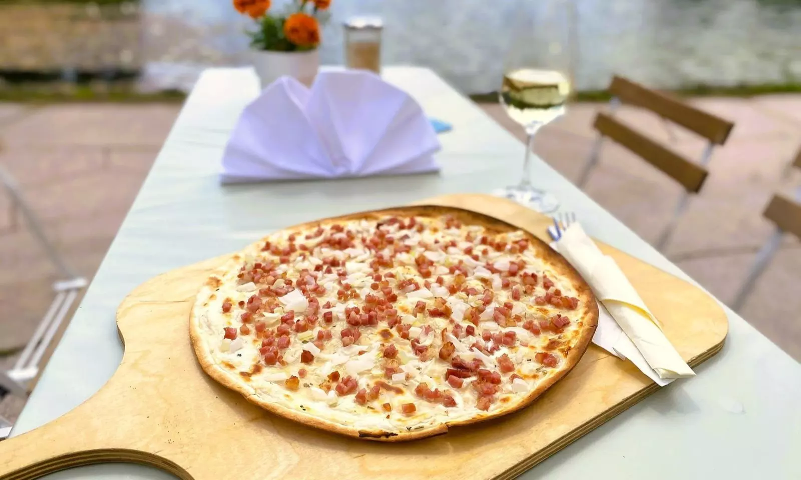 Flammkuchen nach Wahl mit Glas Wein für 1 Person