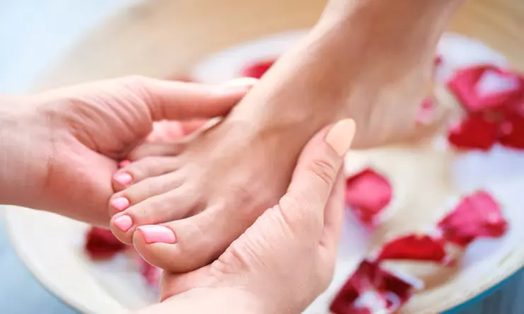Beauté des mains et/ou pieds avec pose de vernis semi-permanent; pose de capsules gel (31% de remise) - Primary Image