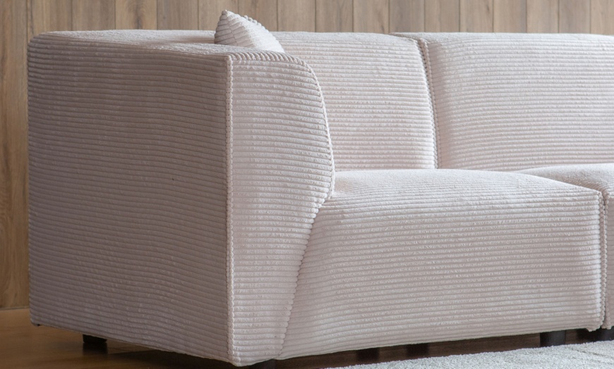 Image 7: Canapé modulable 3 ou 4 places avec pouf en velours côtelé de Kocoon