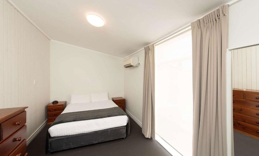 Image 5: Adelaide: Double or Family Room with Free Mini Bar and Late Check-out 