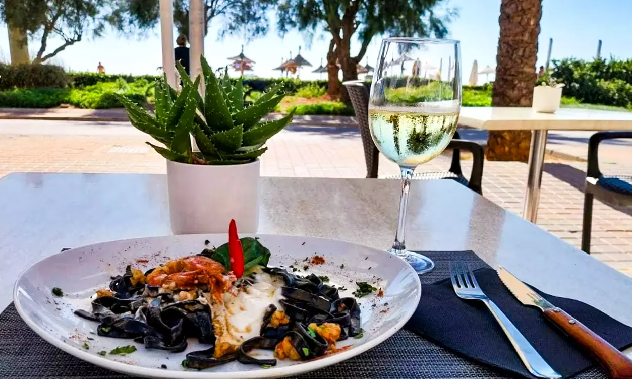 Menú Lungomare para 2 con entrantes, pasta fresca o pescado, postres y bebidas o botella de vino; ahorra al 40% - Primary Image