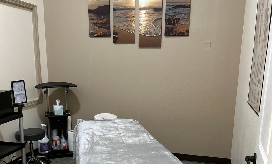 Image 5: 30-, 60- or 90-Min Massage (Swedish, Deep Tissue/ Reflexology)