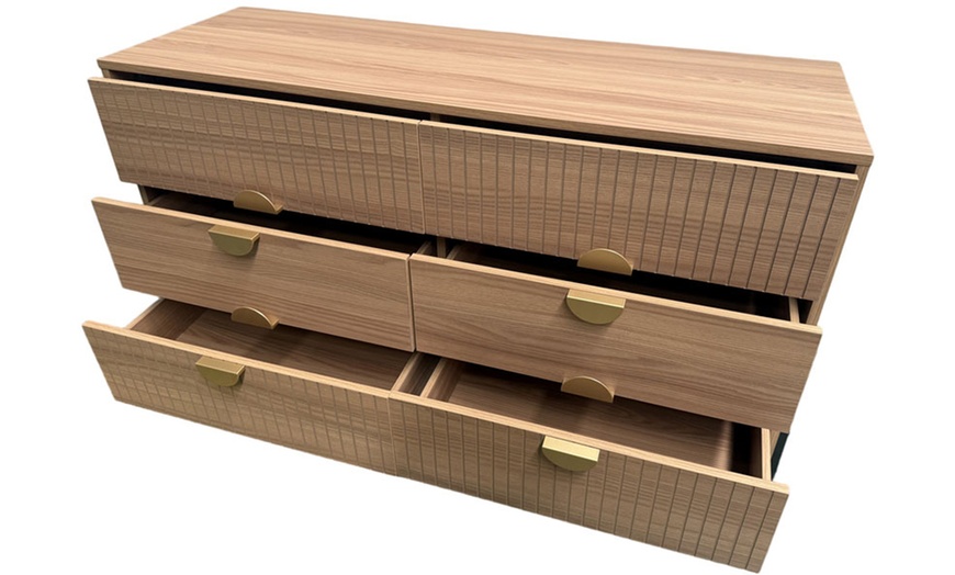 Image 9: Commode "Torinese" décor bois rainuré et poignées dorées de Kocoon 