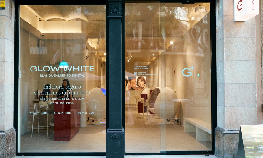 Image 7: Tratamiento blanqueador con gel de un mes y luz LED con férula