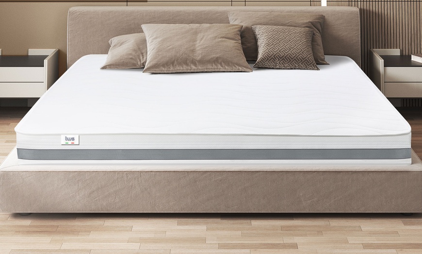 Image 2: Colchón de muelles ensacados y waterfoam, de The White Stone