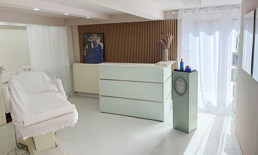 Image 3: Gesichtsbehandlung nach Wahl / kosmetisches Microneedling für 1 Person