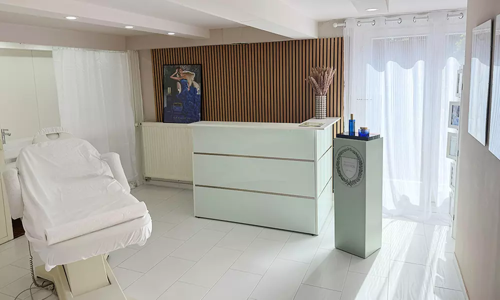 Gesichtsbehandlung nach Wahl / kosmetisches Microneedling für 1 Person