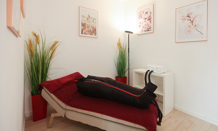 Image 1: 3-5 Behandlungen à 30 Min.: Maschinelle Lymphdrainage für 1 Person