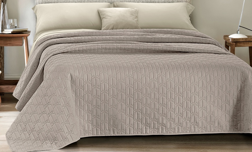 Image 9: Tagesdecke mit Schleifenverzierung