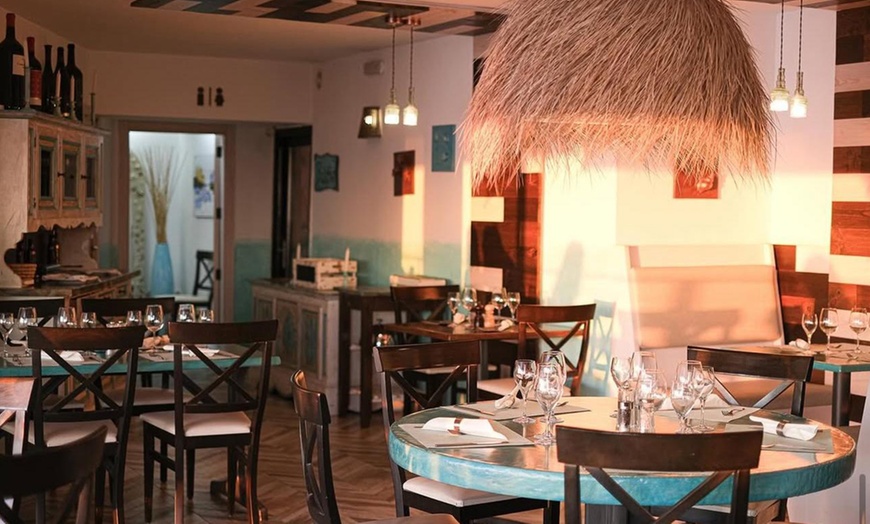 Image 2: Menú "Sabores con vistas al mar" para 2 con postre y opción a vino