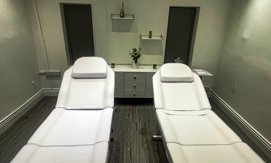 Image 2: Relax with 30 or 60-Min Full Body, Back Massage or Mini Hydra Facial 