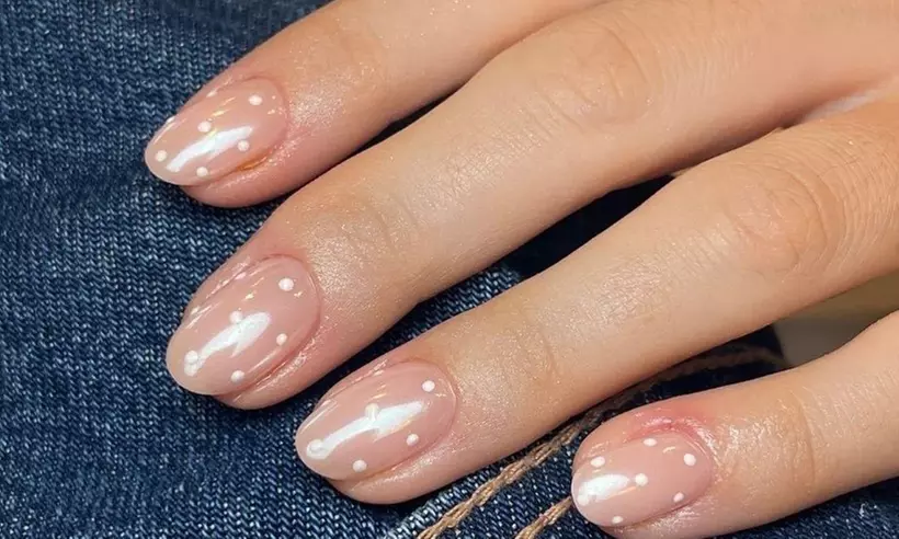 Manicura rusa con nivelación y/o pedicura con esmaltado semipermanente