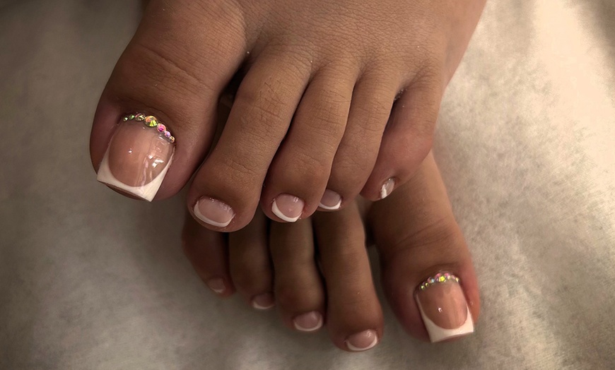 Image 8: Manicura, pedicura o uñas acrílicas con esmaltado monocolor a elegir