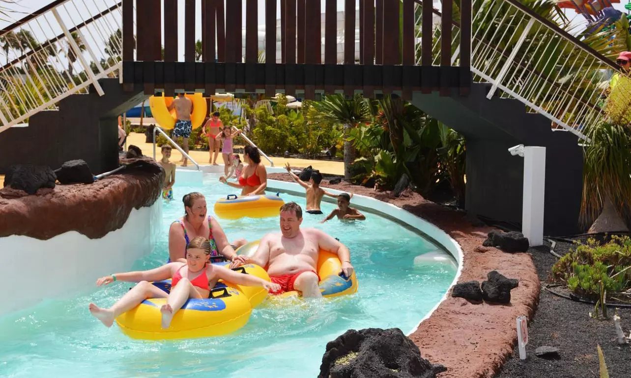 Entrada para niño o adulto a parque acuático Aqualava en Lanzarote