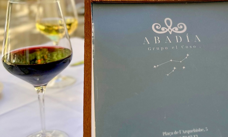 Image 4: Cata de vinos maridados con vista a la Almoina y tabla de ibéricos