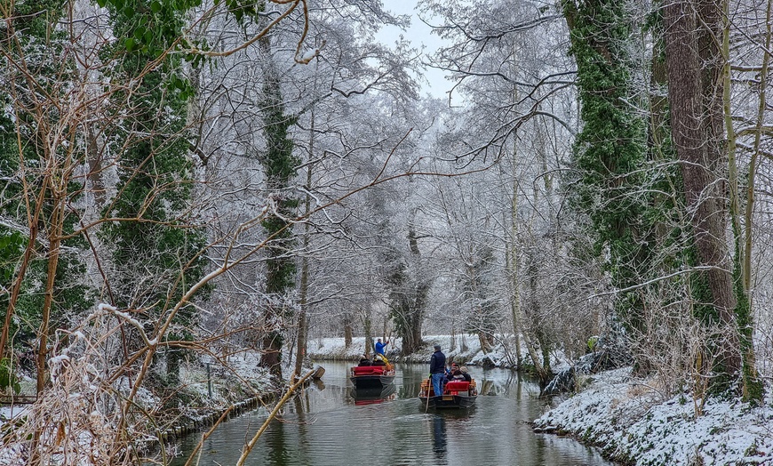 Image 4: 1 Std. Glühwein-Kahnfahrt inkl. Glühwein oder Tee für 2 od. 4 Personen