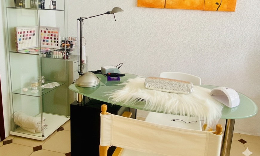 Image 6: Presume de estilo único con sesiones de manicura, pedicura o ambas 