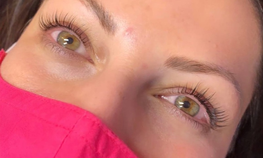 Image 1: Transform Your Lashes: One Eyelash Lift Treatment w/ Optional Tinting