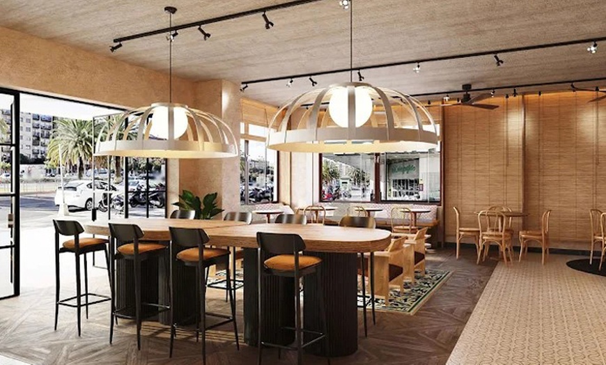 Image 15: Menú fusión para 2 o 4 personas con postre y opción a botella de vino