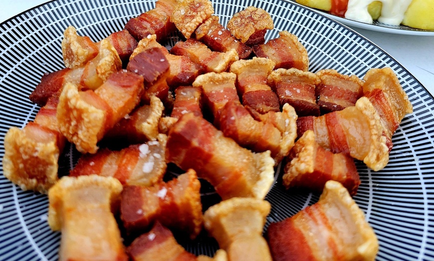 Image 2: Menú de picoteo para 2 o 4 personas con raciones y bebidas
