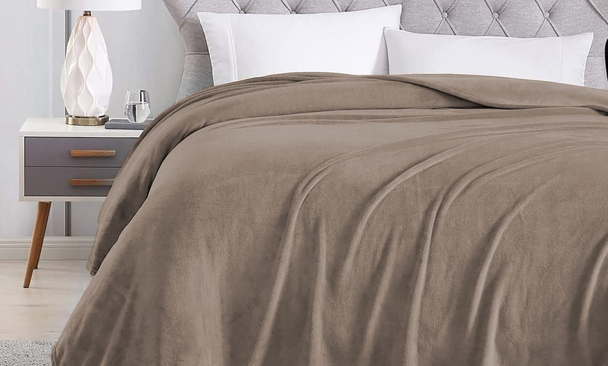 Image 7: Manta de franela cálida y suave, hipoalergénica y transpirable