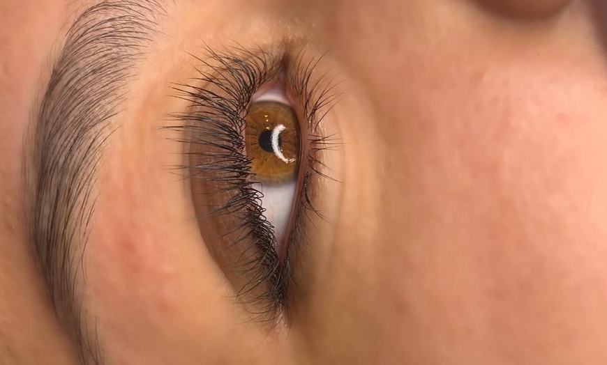 Image 2: Transform Your Lashes: One Eyelash Lift Treatment w/ Optional Tinting