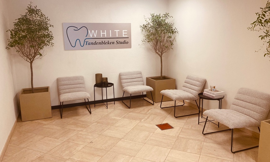 Image 3: Onthul je helderste smile met professionele tandenbleek behandeling